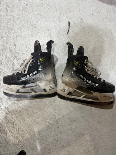 2024 Bauer Vapor Hyperlite 2 Hockey Skates Size 5.5 (Used)