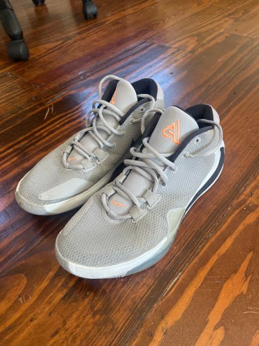 Men's Size M 10.5 (W 11.5) Nike Shoes (Used)