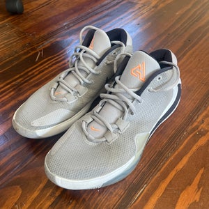 Men's Size M 10.5 (W 11.5) Nike Shoes (Used)