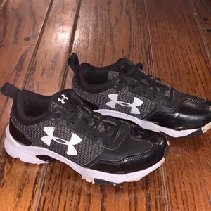 Black Kid's 4.5Y (Big Kids / Youth) Youth Under Armour Yard Turf Low Top Turf Cleats (Used)