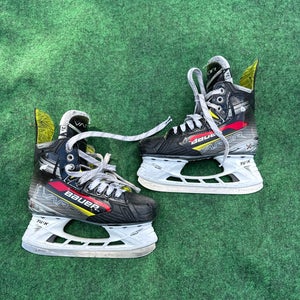 Junior Bauer Vapor X4 Hockey Skates (Regular) Size 3.5 (Used)