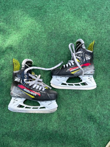 Junior Bauer Vapor X4 Hockey Skates (Regular) Size 3.5 (Used)