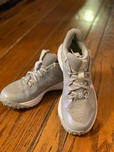 Gray Men's Size M 9.0 (W 10.0) Adult Under Armour Charged Low Top Turf Cleats (Used)