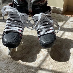 2024 Bauer Vapor 5x pro Hockey Skates Regular Width Size 2.5 (Used)