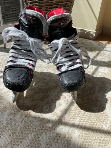 2024 Bauer Vapor 5x pro Hockey Skates Regular Width Size 2.5 (Used)