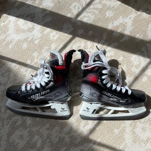 2024 Bauer Vapor 5x pro Hockey Skates Regular Width Size 2.5 (Used)