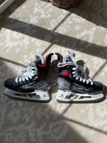 2024 Bauer Vapor 5x pro Hockey Skates Regular Width Size 2.5 (Used)