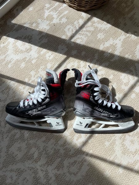 2024 Bauer Vapor 5x pro Hockey Skates Regular Width Size 2.5 (Used)
