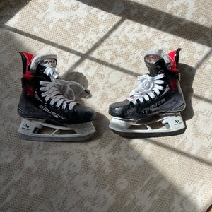2024 Bauer Vapor 5x pro Hockey Skates Regular Width Size 2.5 (Used)