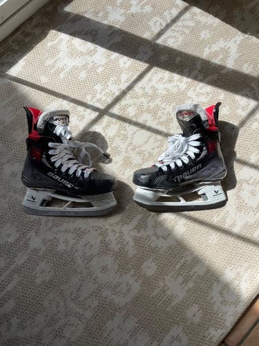 2024 Bauer Vapor 5x pro Hockey Skates Regular Width Size 2.5 (Used)