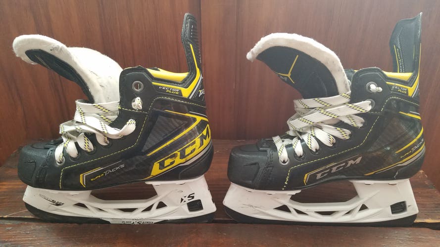 CCM Tacks Vector Plus Hockey Skates Regular Width Size 1.5 (Used)