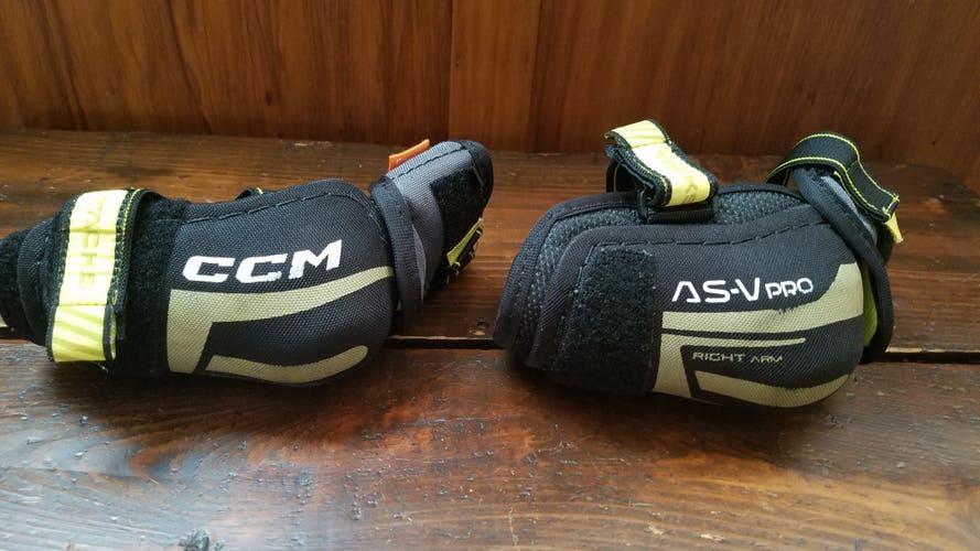 Junior Large CCM Tacks Elbow Pads (Used)