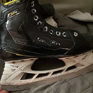 2023 Bauer Supreme M4 Hockey Skates Regular Width Size 5.5 (Used)