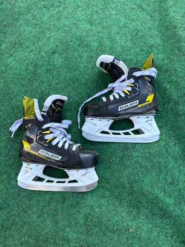 Junior Bauer Supreme M4 Hockey Skates (Extra Wide) Size 1.5 (Used)