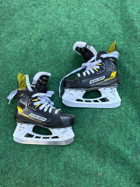 Junior Bauer Supreme M4 Hockey Skates (Extra Wide) Size 1.5 (Used)