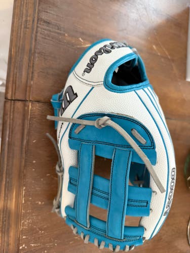 2023 Wilson A2000 RH Softball Glove 12.75" (New)