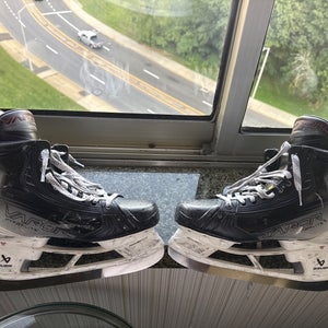 Bauer Vapor Hyperlite 2 Hockey Skates Regular Width 9 (Used)