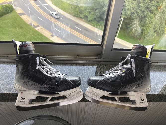 Bauer Vapor Hyperlite 2 Hockey Skates Regular Width 9 (Used)