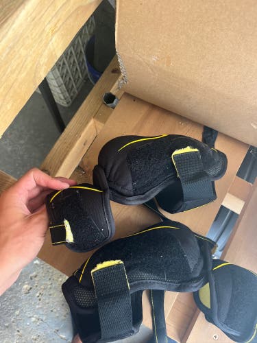Junior Large CCM Elbow Pads (Used)