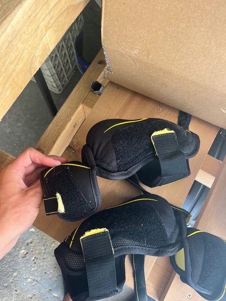 Junior Large CCM Elbow Pads (Used)