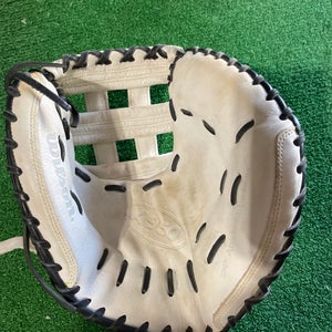 2023 Wilson A950 RH Catcher's Softball Glove 34" (Used)