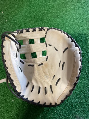2023 Wilson A950 RH Catcher's Softball Glove 34" (Used)