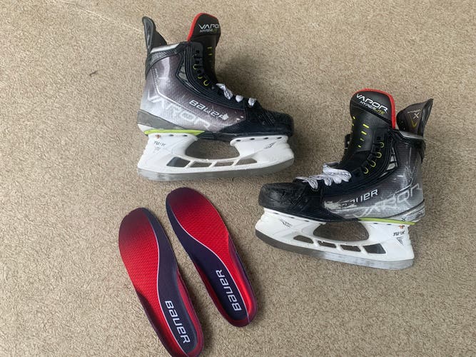 Bauer Vapor Hyperlite Hockey Skates Size 5.5 (Used)