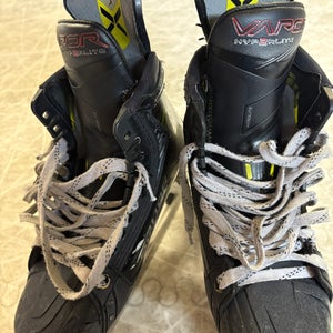 2023 Bauer Vapor Hyperlite 2 Hockey Skates Wide Width Size 4.5 (Used)