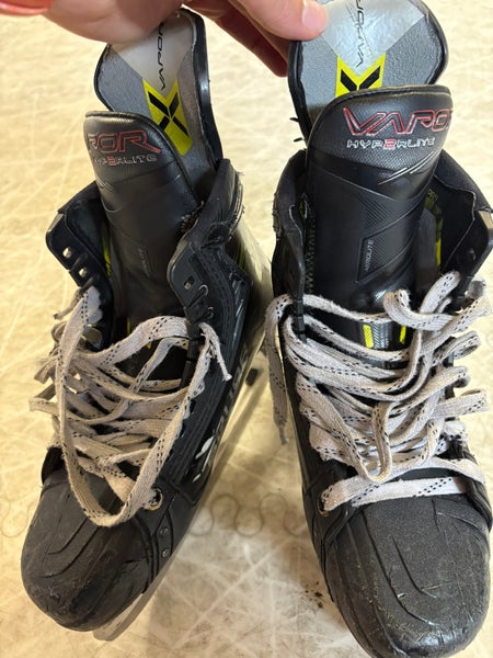 2023 Bauer Vapor Hyperlite 2 Hockey Skates Wide Width Size 4.5 (Used)