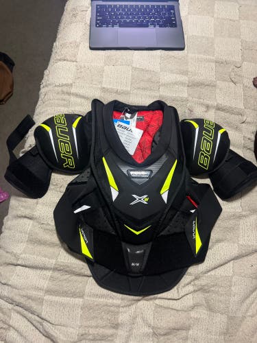 Women's Medium Bauer Vapor X-W Shoulder Pads (New)