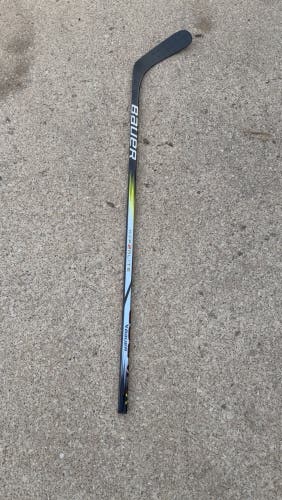 Junior Bauer Vapor Hyperlite 2 Right Handed Hockey Stick P92 (Used)