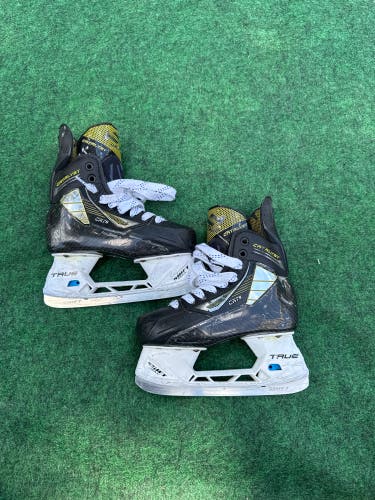 Junior True Catalyst 9 Hockey Skates (Regular) Size 1 (Used)