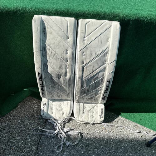 White Intermediate True HZRDUS 7X4 Goalie Leg Pads (Used) | 31”+ 2”
