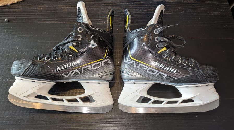 Bauer Hockey Vapor Skates Regular Width Size 2.5 (Used)