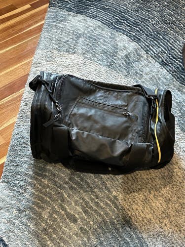 Nike Black Duffel Gym Bag with Shoulder Strap  24 x 12 x 12 shoe pouch