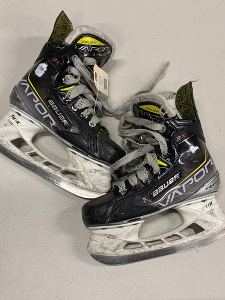 Junior Bauer Vapor 3X Hockey Skates Regular Width Size 1.5 (Used)
