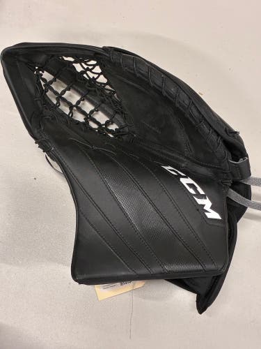 Black Intermediate CCM Extreme Flex 5.9 Goalie Glove (Used)