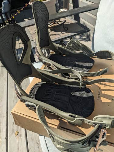 Small/Medium - Arbor Cypress Snowboard Bindings (Used)