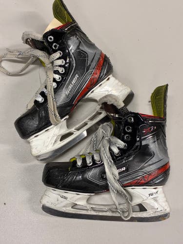Junior Bauer Vapor X2.9 Hockey Skates Regular Width Size 5.5 (Used)