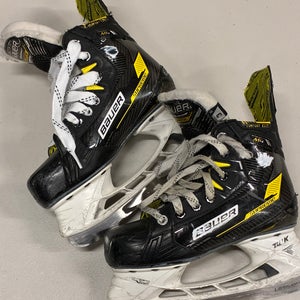 Junior Bauer Supreme M4 Hockey Skates Regular Width Size 3 (Used)