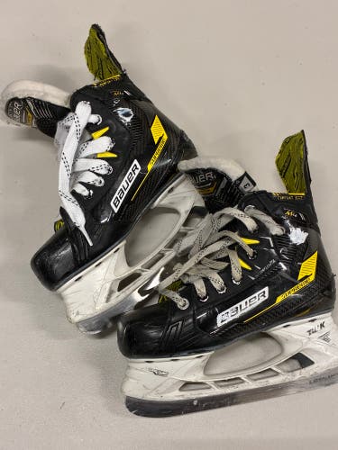 Junior Bauer Supreme M4 Hockey Skates Regular Width Size 3 (Used)