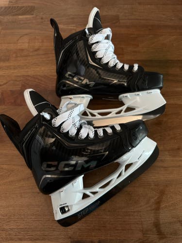 2025 CCM JetSpeed FT8 Pro Hockey Skates Regular Width Size 4.25 (New)