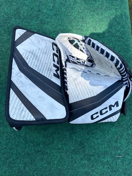 White & Black Youth CCM YTFLEX3 Goalie Glove & Blocker Set Regular (Used)