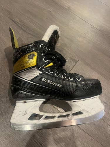 Bauer Supreme Hockey Skates Size 3.5 (Used)