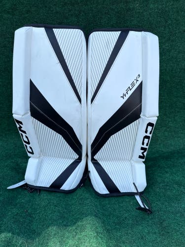 White & Black Youth CCM YTFLEX 3 Goalie Leg Pads (Used) | 24”
