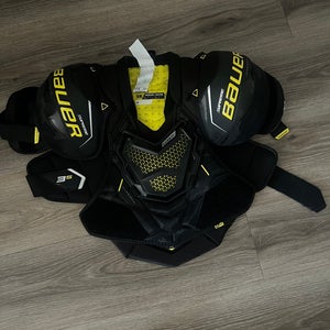Medium Senior Bauer Supreme 3S Shoulder Pads (Used)