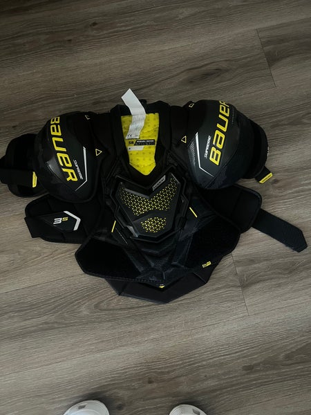 Medium Senior Bauer Supreme 3S Shoulder Pads (Used)