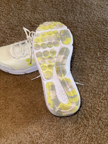 White Women's Size M 7.5 (W 8.5) Adult Under Armour Shoes (Used)