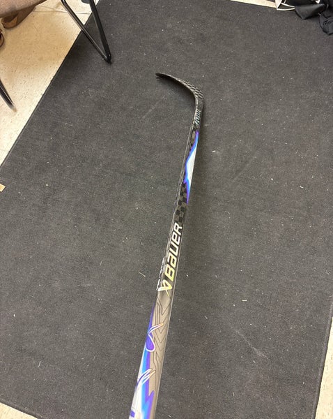 NEW Senior Bauer Vapor FlyLite RH Hockey Stick P28