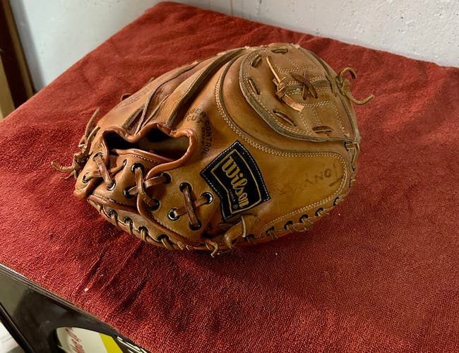 Wilson A2516 RHT Catcher's Baseball Glove 31.5" (Used)